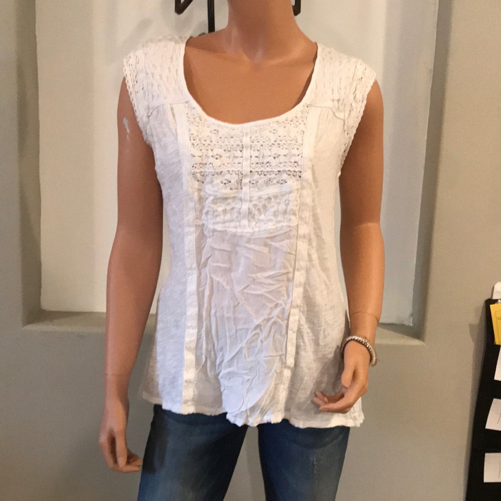 Pretty white top with knit details